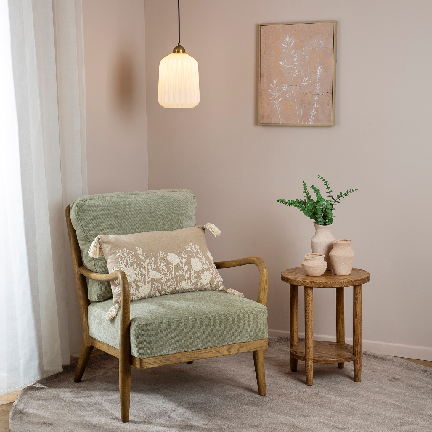 פינת ישיבה מעוצבת כורסת בד ירוק בהיר שולחן צד עץ מלא