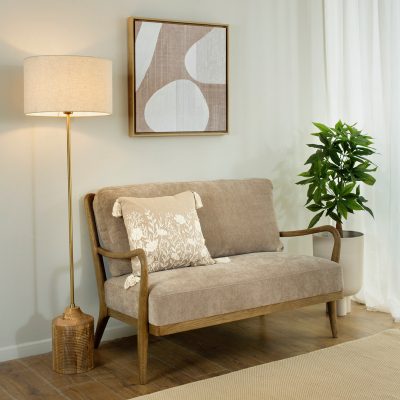 פינת ישיבה כפרית כורסא זוגית מנורת רגל מעוצבת אהיל בד