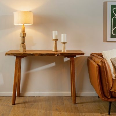 מנורת שולחן מעוצבת עץ בשילוב אהיל בד קונסולה