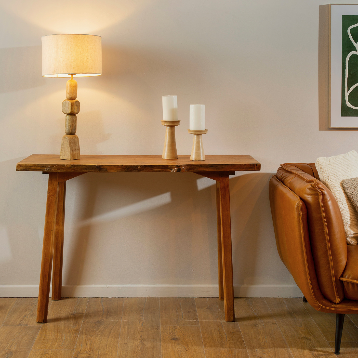 מנורת שולחן מעוצבת עץ בשילוב אהיל בד קונסולה