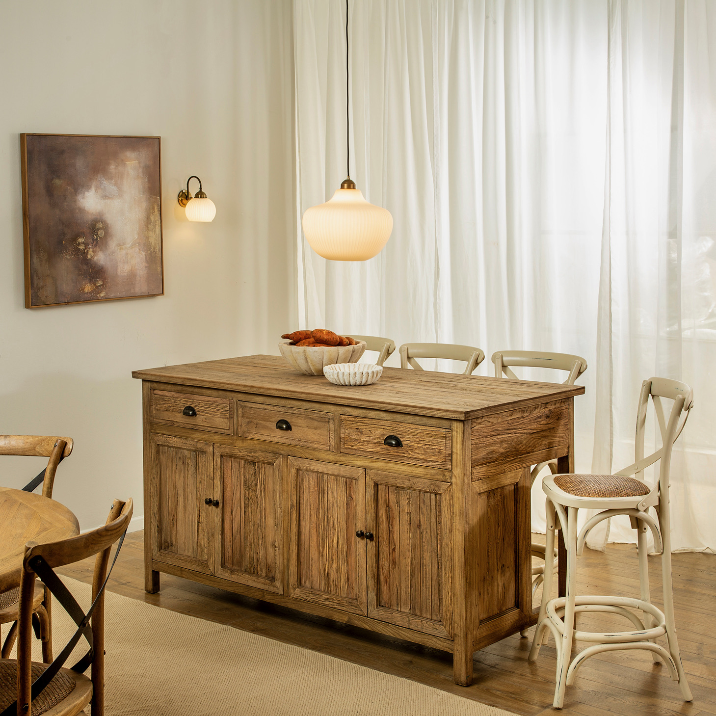 פינת אוכל בעיצוב כפרי אי למטבח עץ מלא כיסאות בר