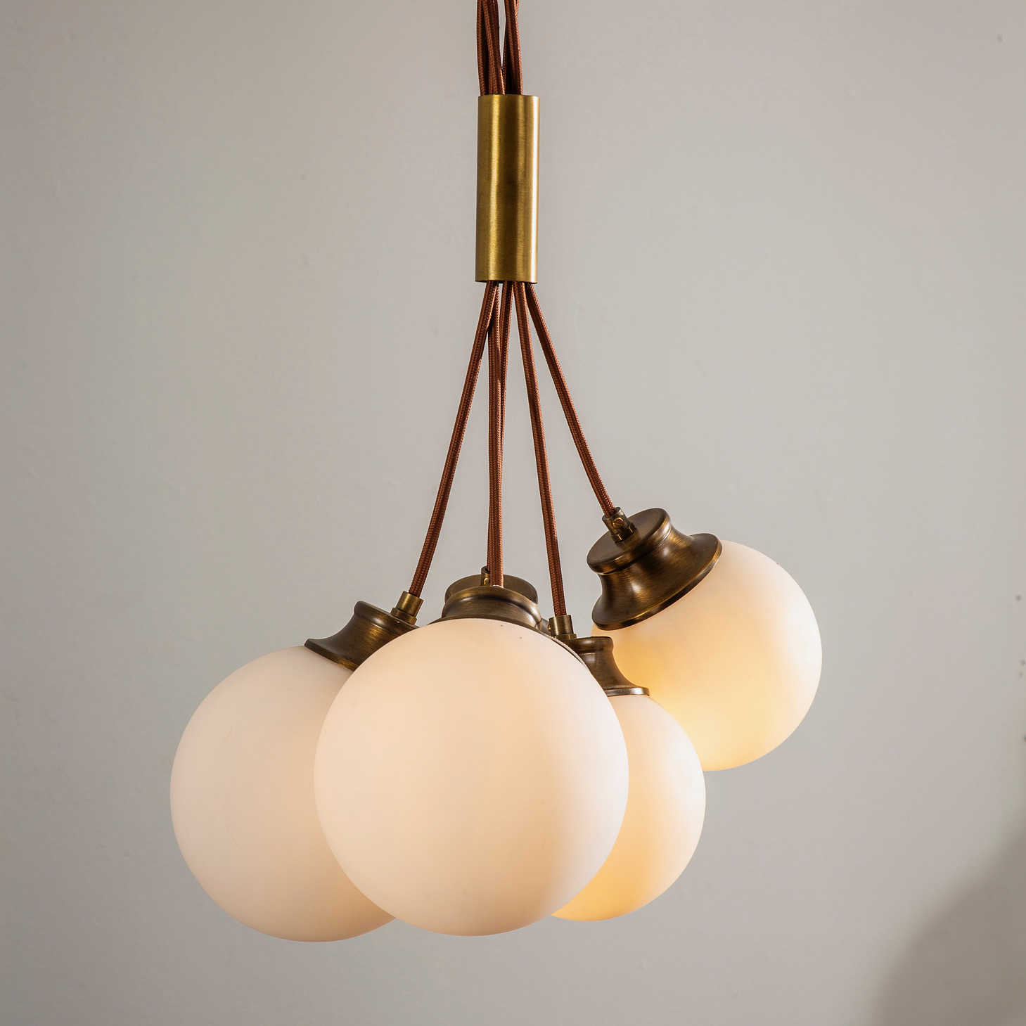 סידור תאורה כדורי זכוכית חלבית גוף תאורה מעוצב