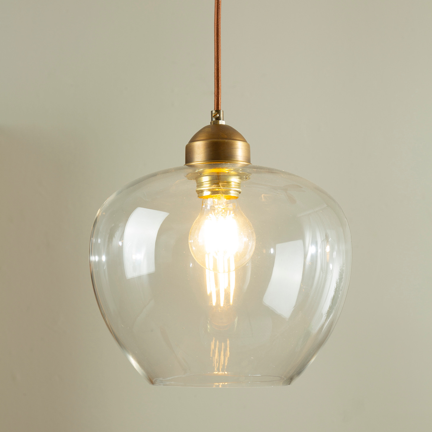 מנורת תליה מעוצבת זכוכית חלקה אור חם פליז איכותי