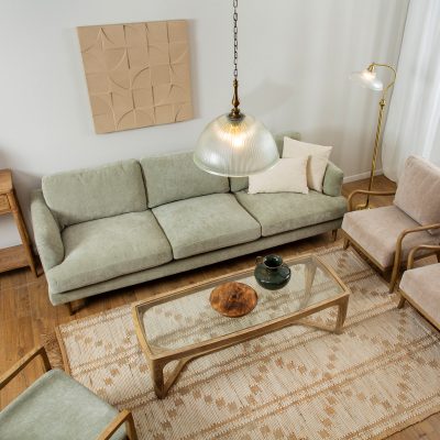 סלון מעוצב ספת בד רחבה שולחן מלבני עץ מלא תאורה מרכזית זכוכית