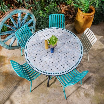 פינת ישיבה לחצר עיצוב כפרי שולחן פסיפס מרוקאי כיסאות