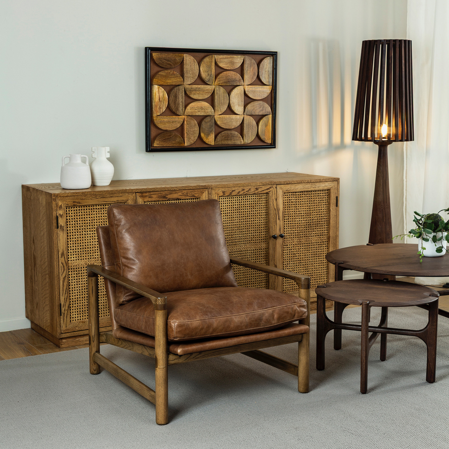 כורסא מעוצבת עץ אלון מלא ריפוד עור איכותי תאורת אווירה