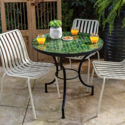 פינת ישיבה מעוצבת לגינה שולחן פסיפס ירוק וכיסאות אלומיניום