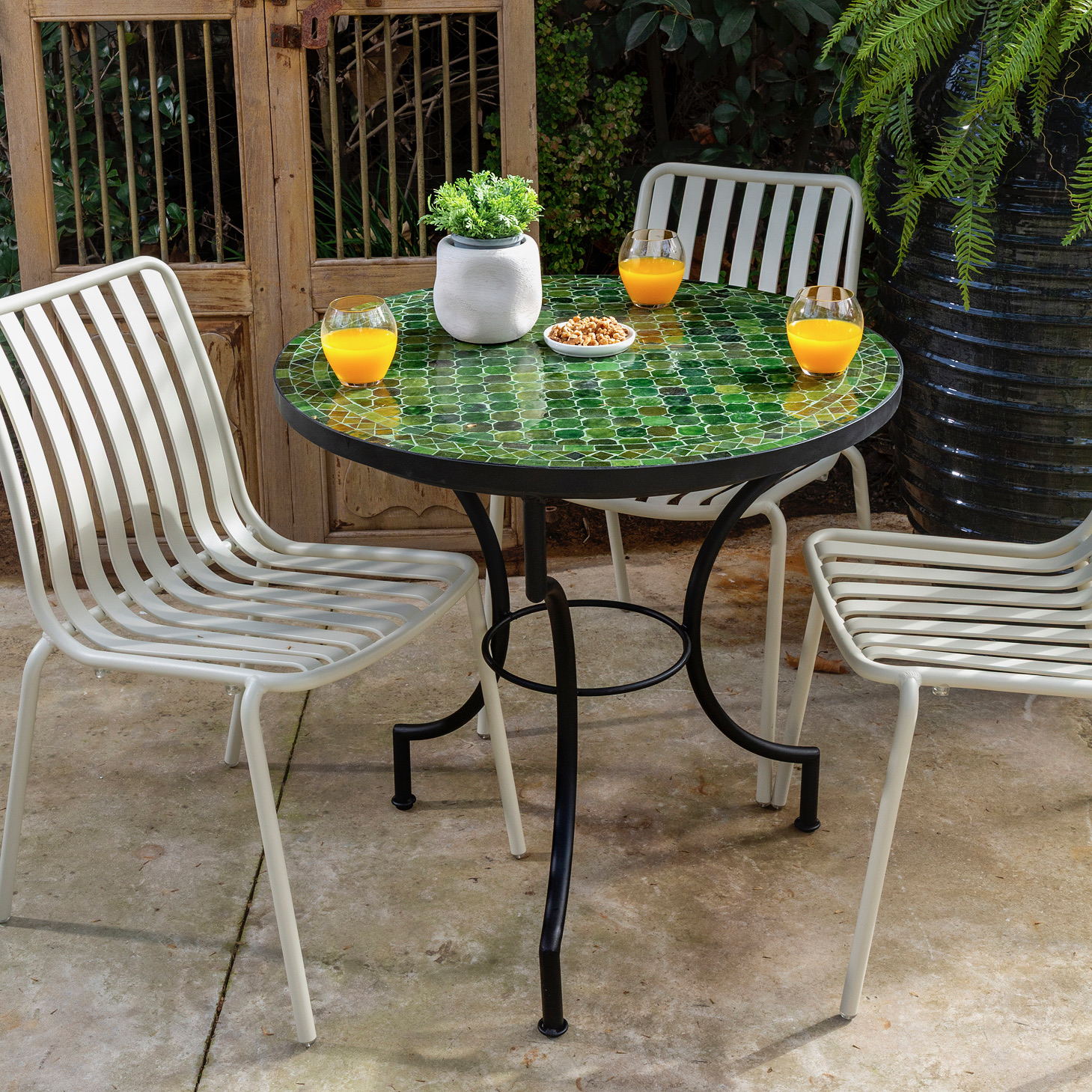 פינת ישיבה מעוצבת לגינה שולחן פסיפס ירוק וכיסאות אלומיניום