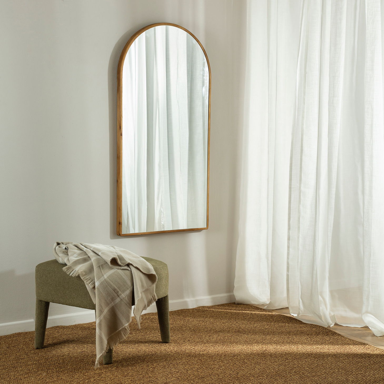 מראת גוף מעוצבת מסגרת עץ עדינה שרפרף מרופד