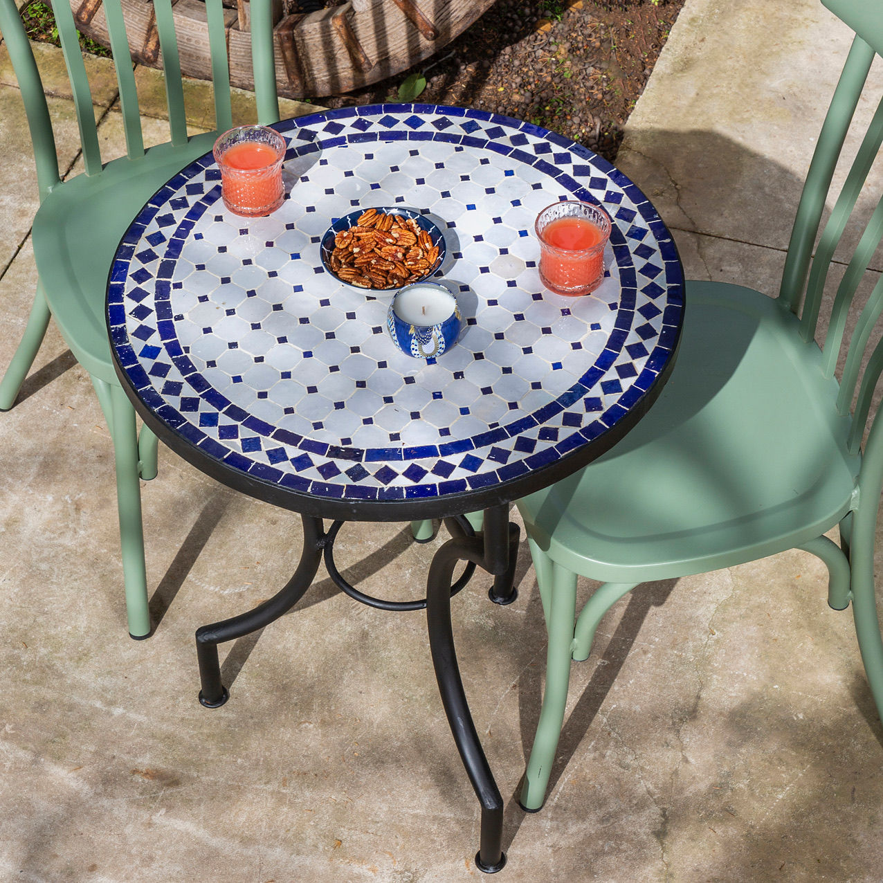 פינת ישיבה מעוצבת שולחן פסיפס מרוקאי רגלי ברזל שחור