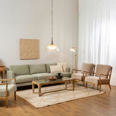 סלון בסגנון כפרי ספת בד כורסאות מרופדות שולחן עץ