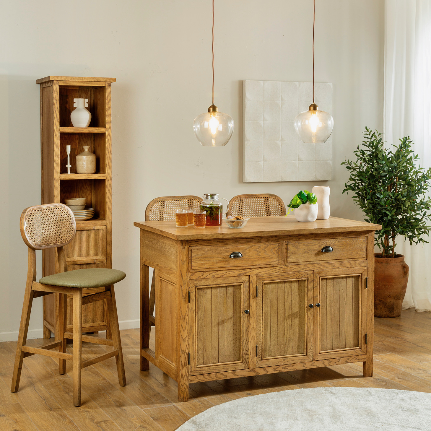 פינת אוכל בעיצוב כפרי מקום אחסון פרקטי אי כפרי תאורה