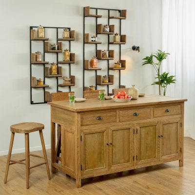 מטבח מעוצב אי כפרי כיסא בר מדפים תלויים עץ מלא