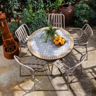 פינת ישיבה לגינה ריהוט גן מעוצב שולחן פסיפס כיסאות