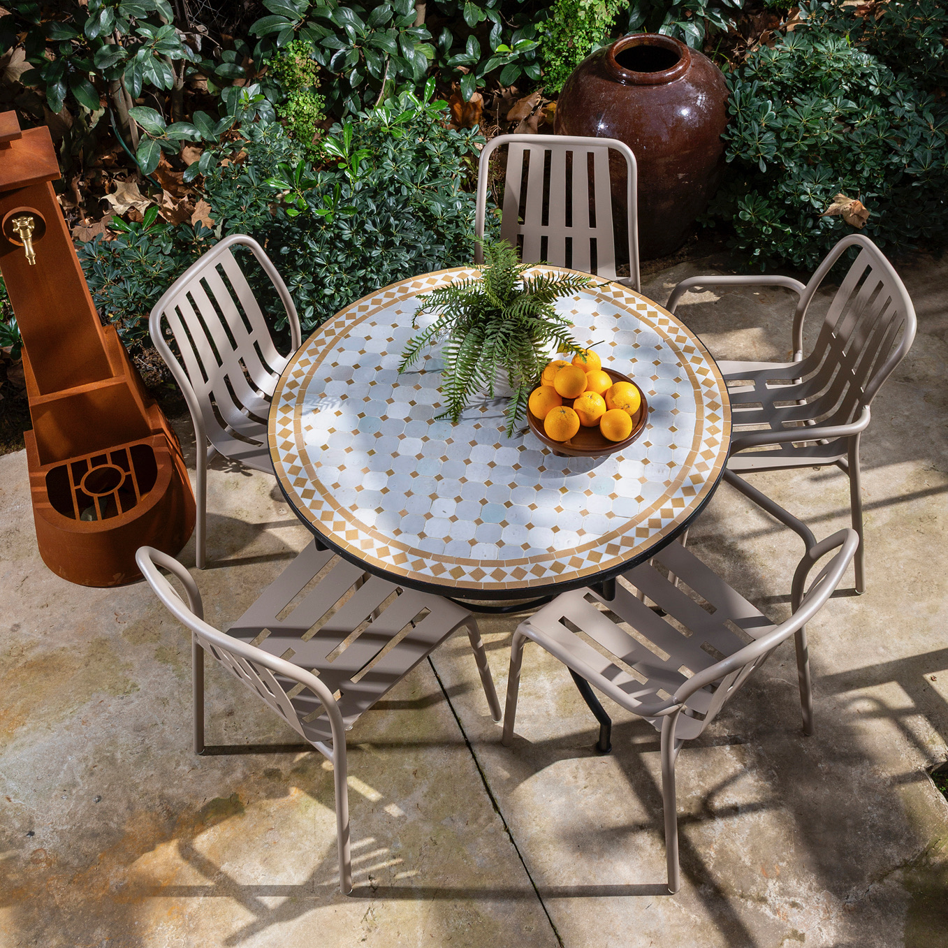 פינת ישיבה לגינה ריהוט גן מעוצב שולחן פסיפס כיסאות