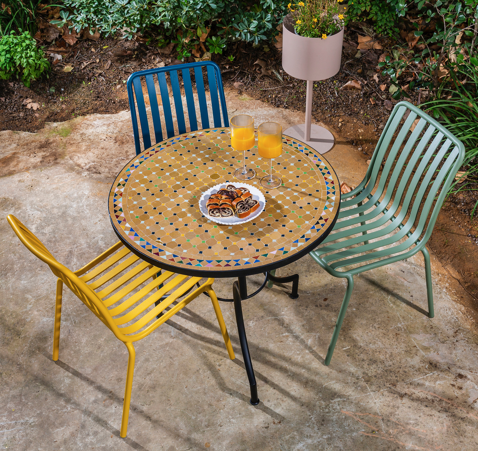 פינת קפה לגינה שוחן פסיפס כיסאות אלומיניום לגינה