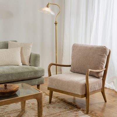 כורסא בעיצוב כפרי בסיס עץ מלא סלון כפרי ומנורה עומדת