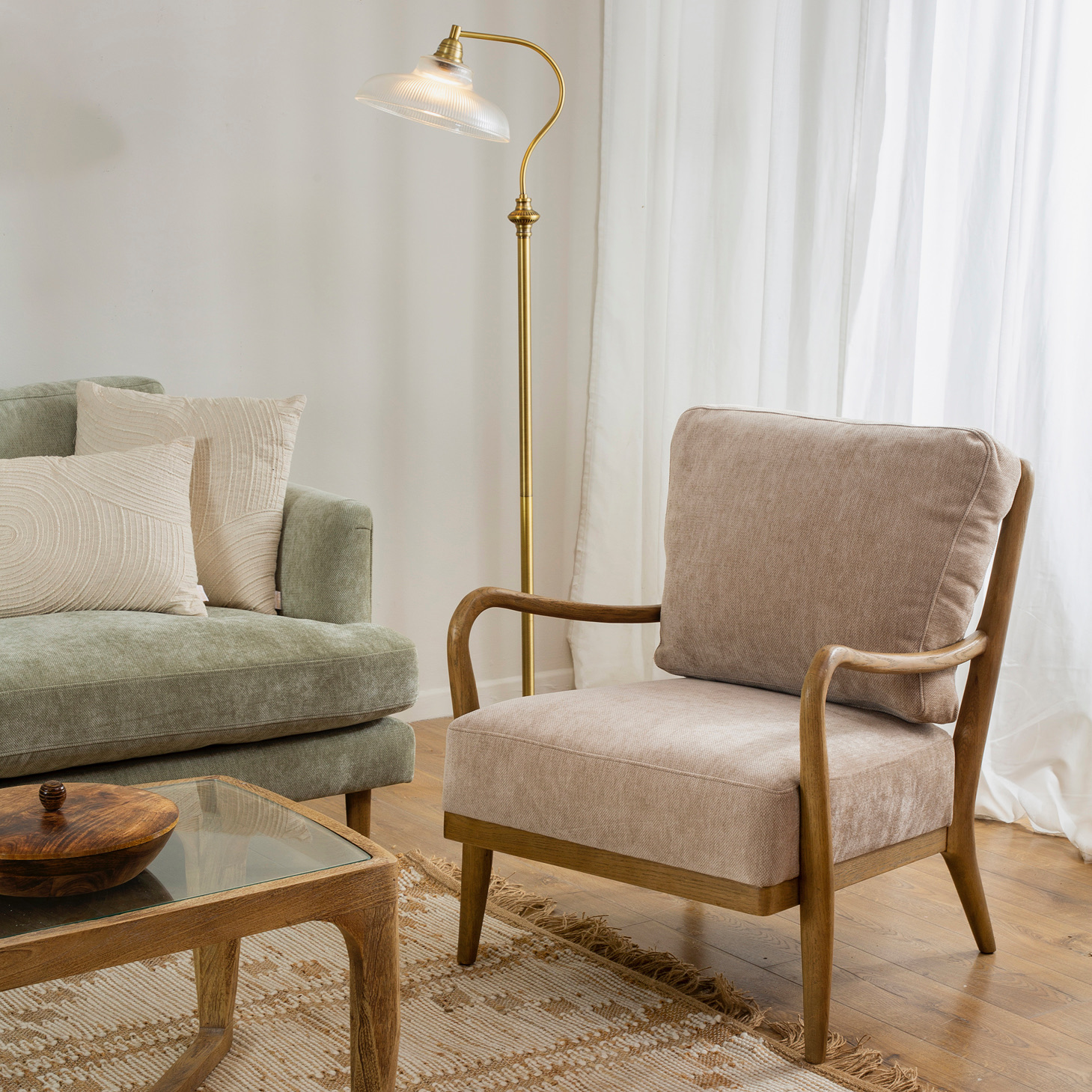 כורסא בעיצוב כפרי בסיס עץ מלא סלון כפרי ומנורה עומדת