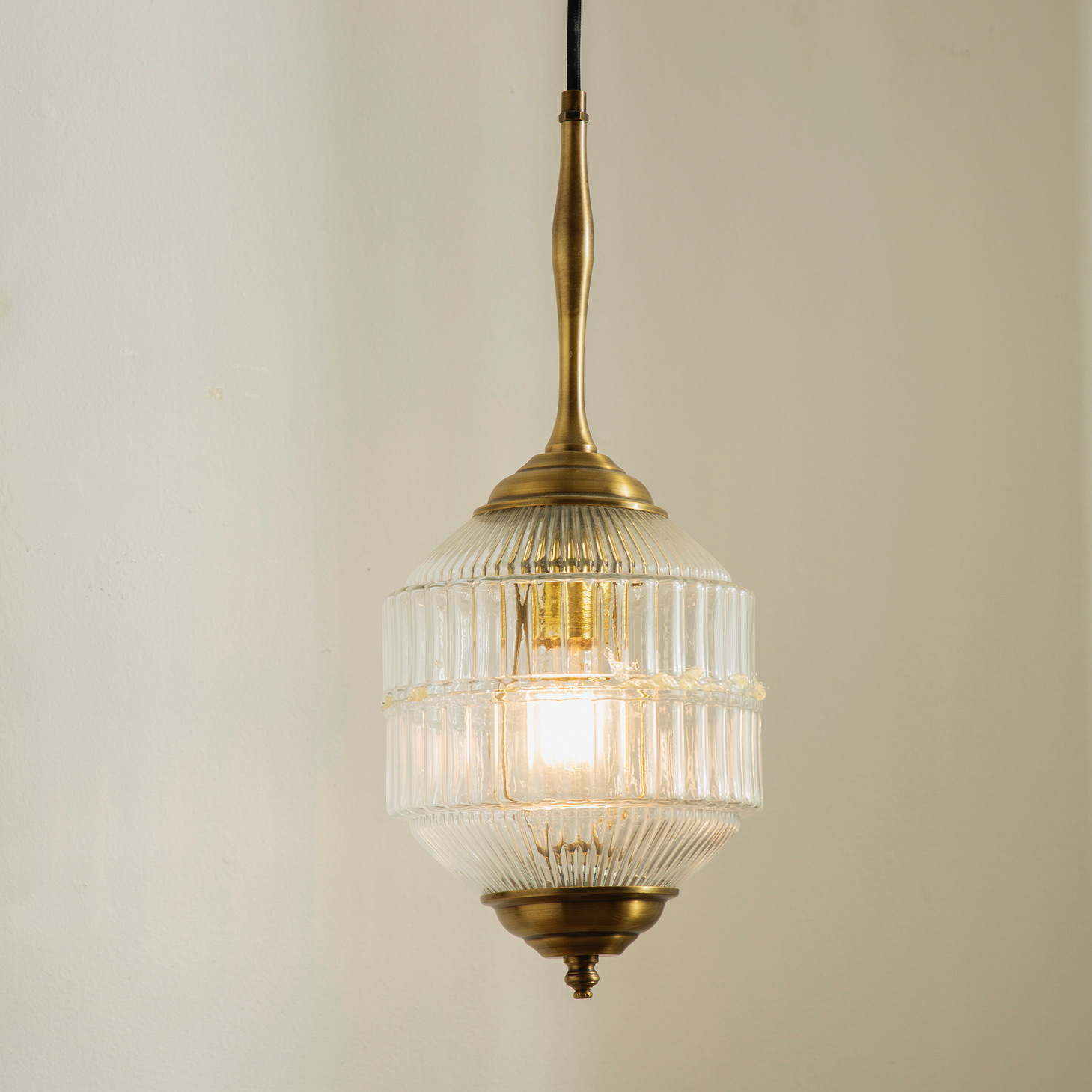 מנורת תלייה מעוצבת תאורת אווירה זכוכית ופליז