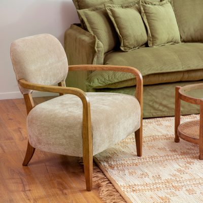 כורסא מעוצבת לסלון עיצוב כפרי עץ מלא ריפוד בהיר