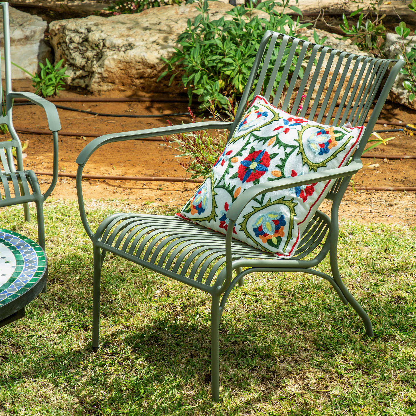 כיסא אלומיניום מעוצב כיסא נוח צבע אפור בטון כרית נוי