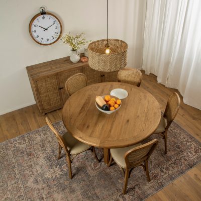 פינת אוכל כפרית שולחן עגול מנורת תליה אהיל קש