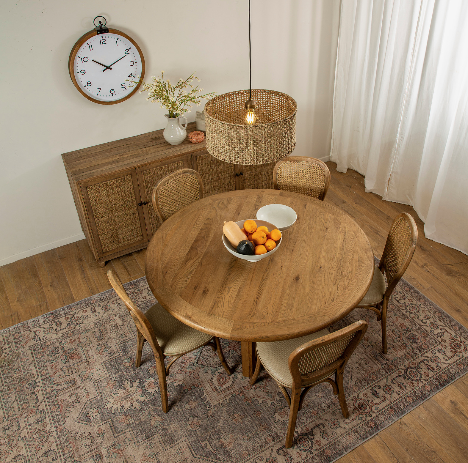 פינת אוכל כפרית שולחן עגול מנורת תליה אהיל קש