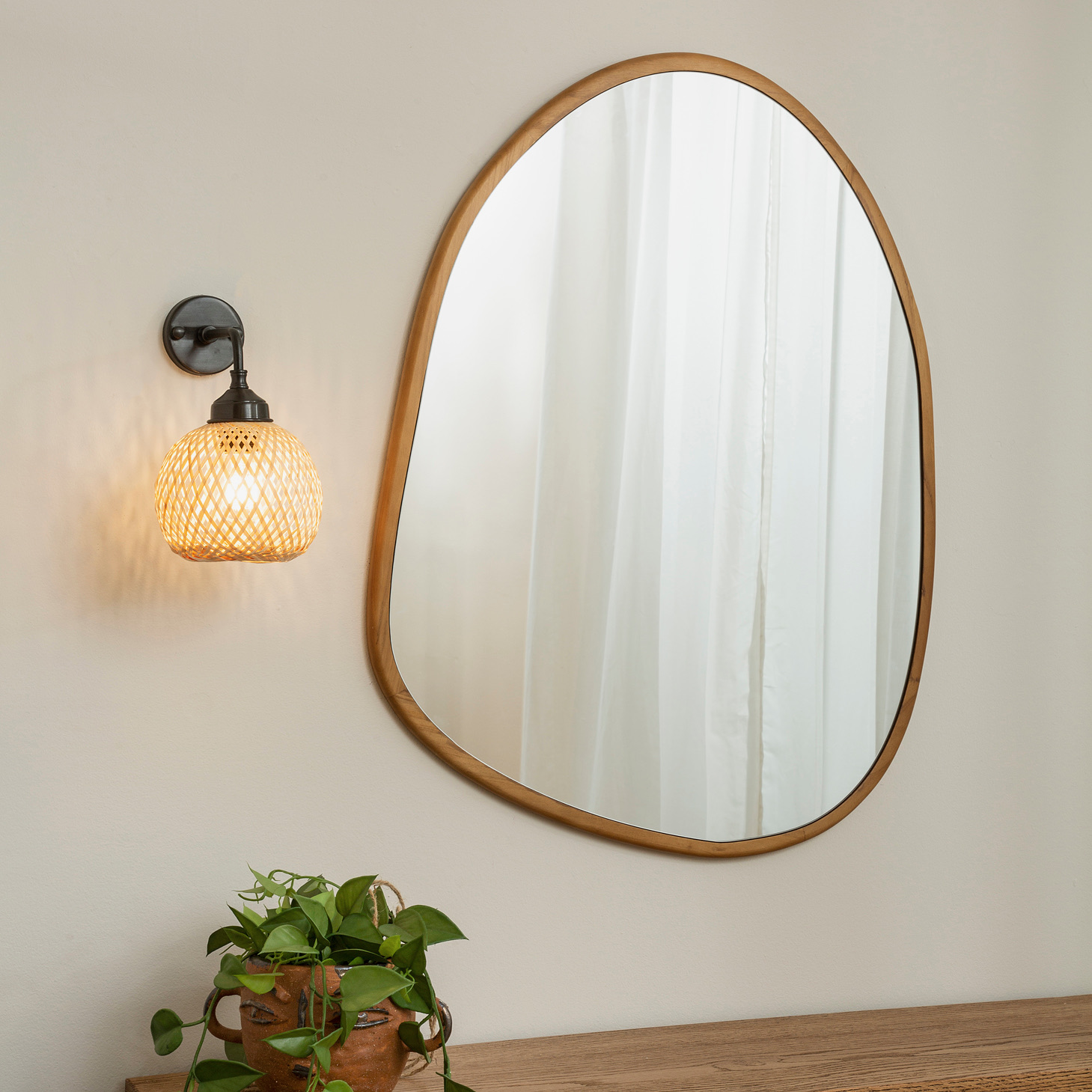 מראה אמורפית מסגרת עץ מעודנת מראת פנים