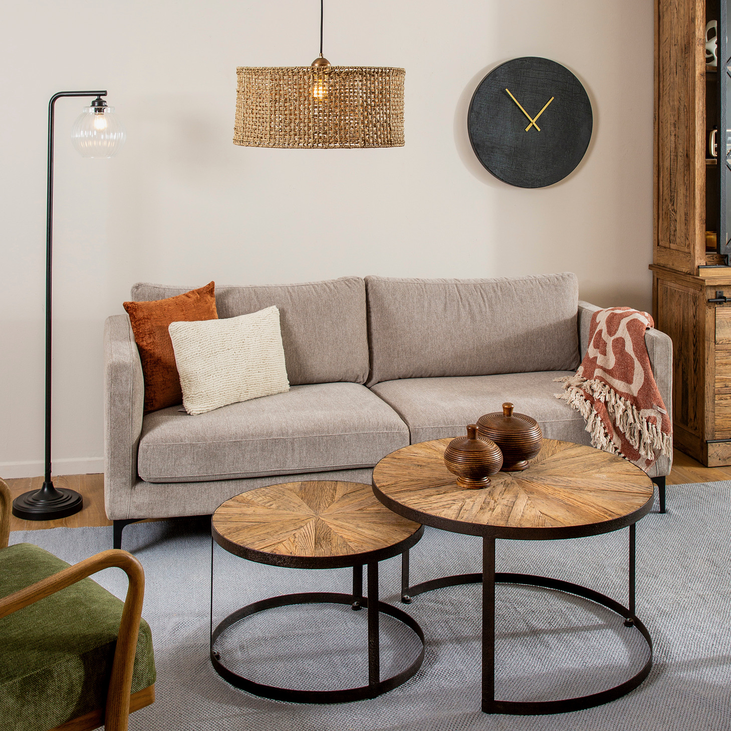 סלון מעוצב ספה זוגית בד ארוג שולחנות סלון עגולים