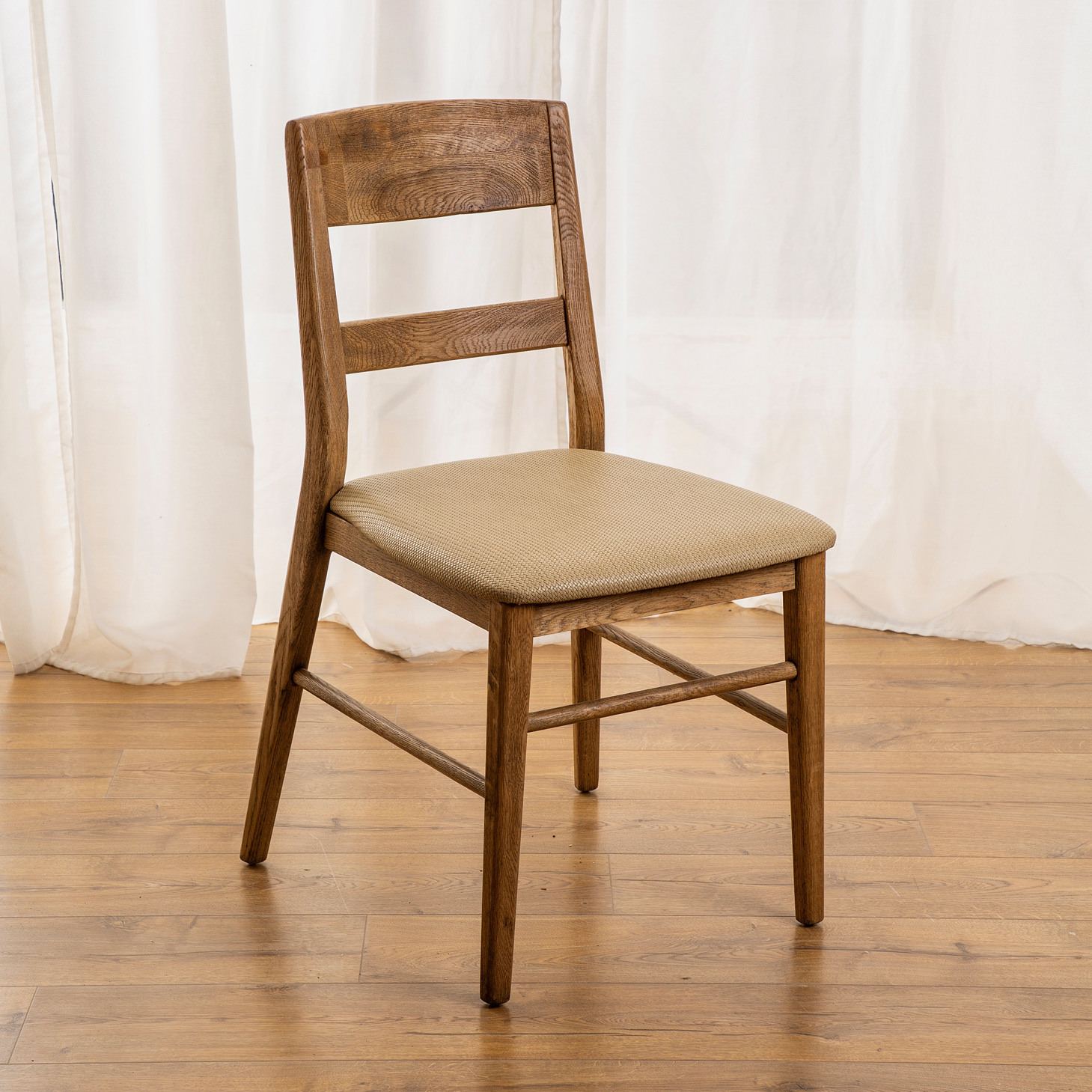 כיסא מרופד לפינת אוכל עץ אלון מלא משענת רחבה