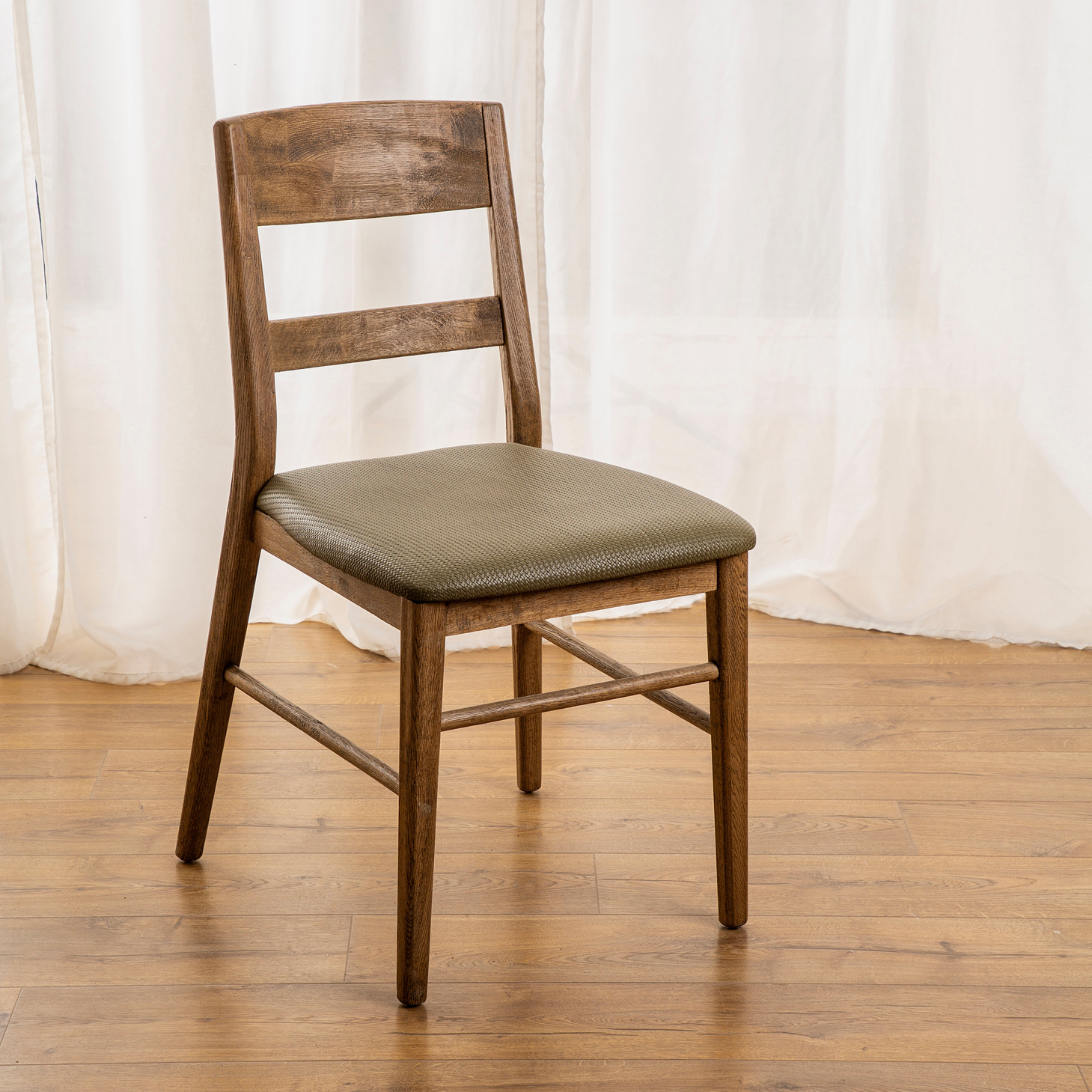 כיסא מעוצב לפינת אוכל משענת עץ מלא ריפוד ירוק