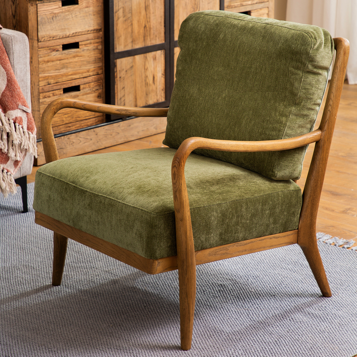 כורסא בעיצוב כפרי מרופדת בד ארוג ירוק בסיס עץ מלא