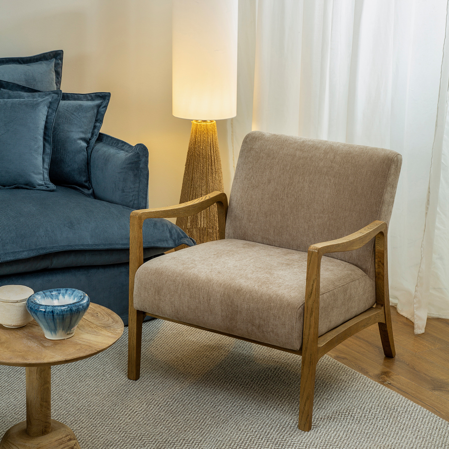 כורסא מעוצבת מרווחת מרופדת בד ארוג בסיס עץ מלא