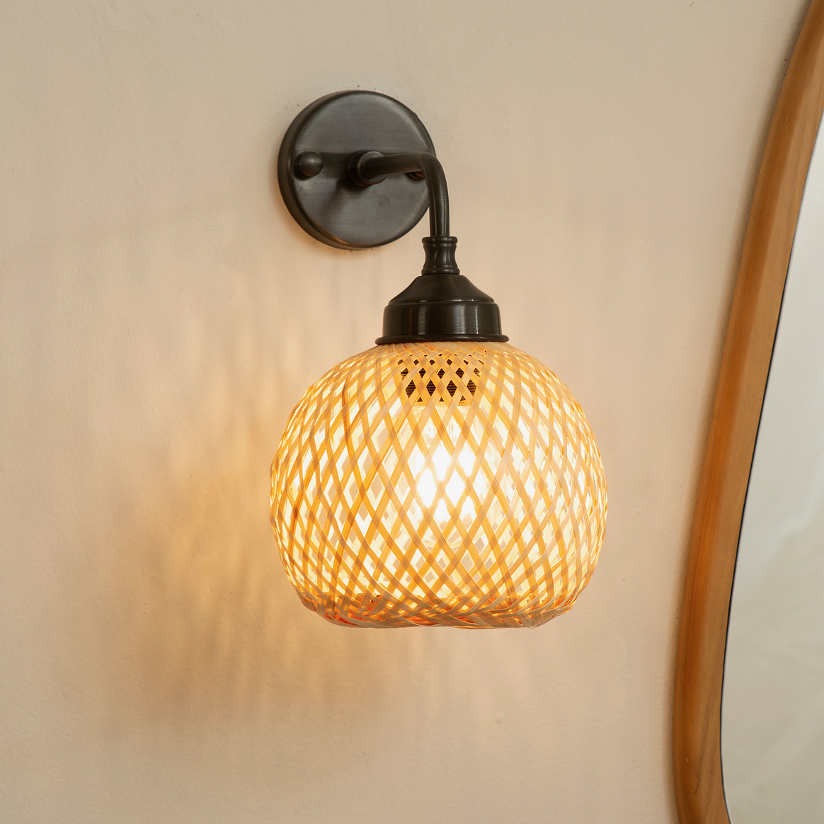 מנורת קיר מעוצבת זרוע פליז שחורה אהיל קש עגול