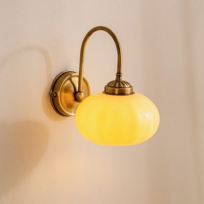 זרוע קיר מעוצבת פליז איכותי גוון חם אהיל זכוכית