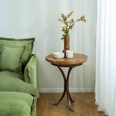 שולחן צד עגול עץ טיק ורגלי ברזל ספת קורדרוי