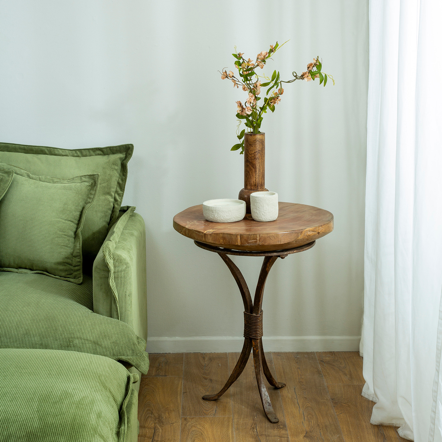 שולחן צד עגול עץ טיק ורגלי ברזל ספת קורדרוי