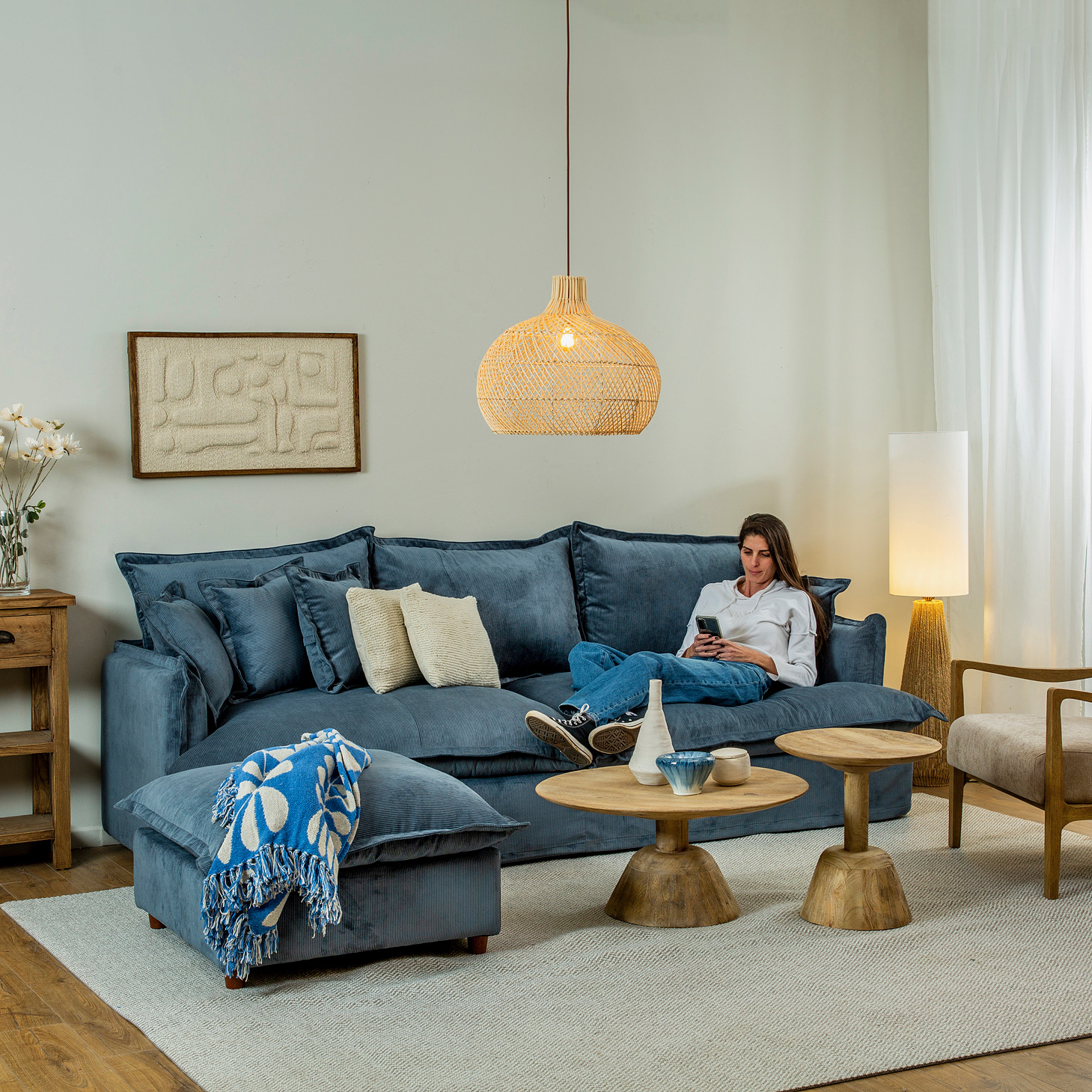 סלון מעוצב שולחנות עגולים עץ מלא ספה מרופדת כחול