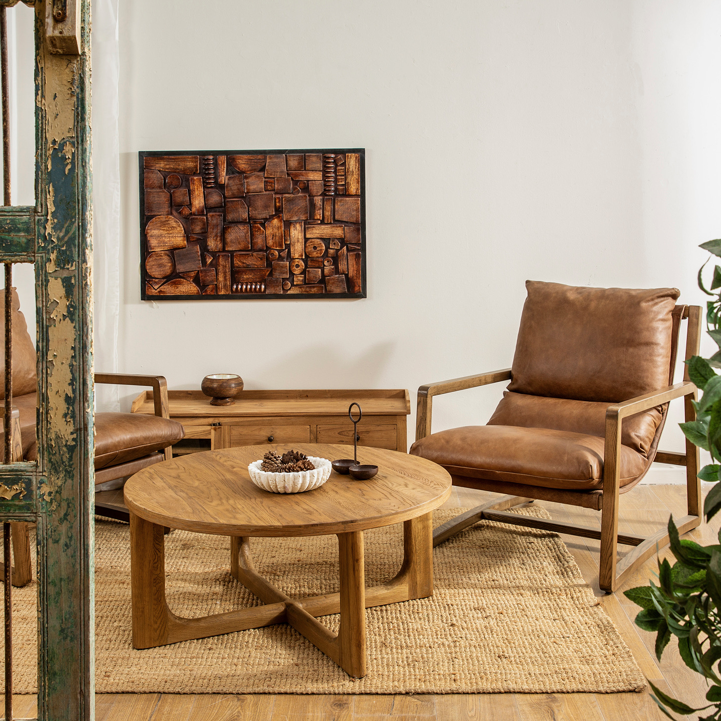 פינת ישיבה מעוצבת כורסת עור שולחן סלון עגול עץ מלא