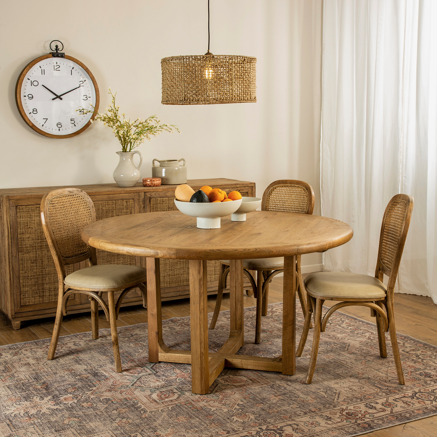 שולחן בעיצוב כפרי שולחן עגול עץ מלא כיסאות ושידה