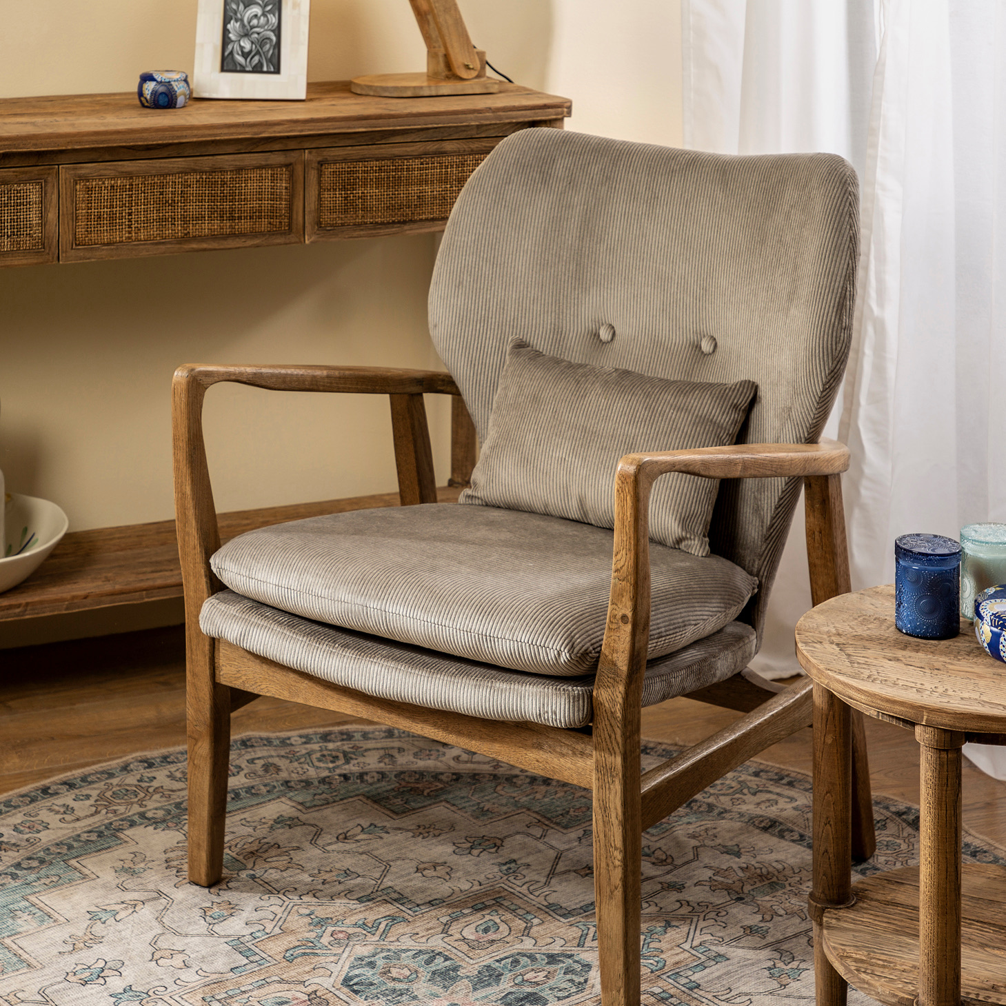 כורסא בעיצוב כפרי בסיס עץ אלון מלא ריפוד קורדרוי אפור