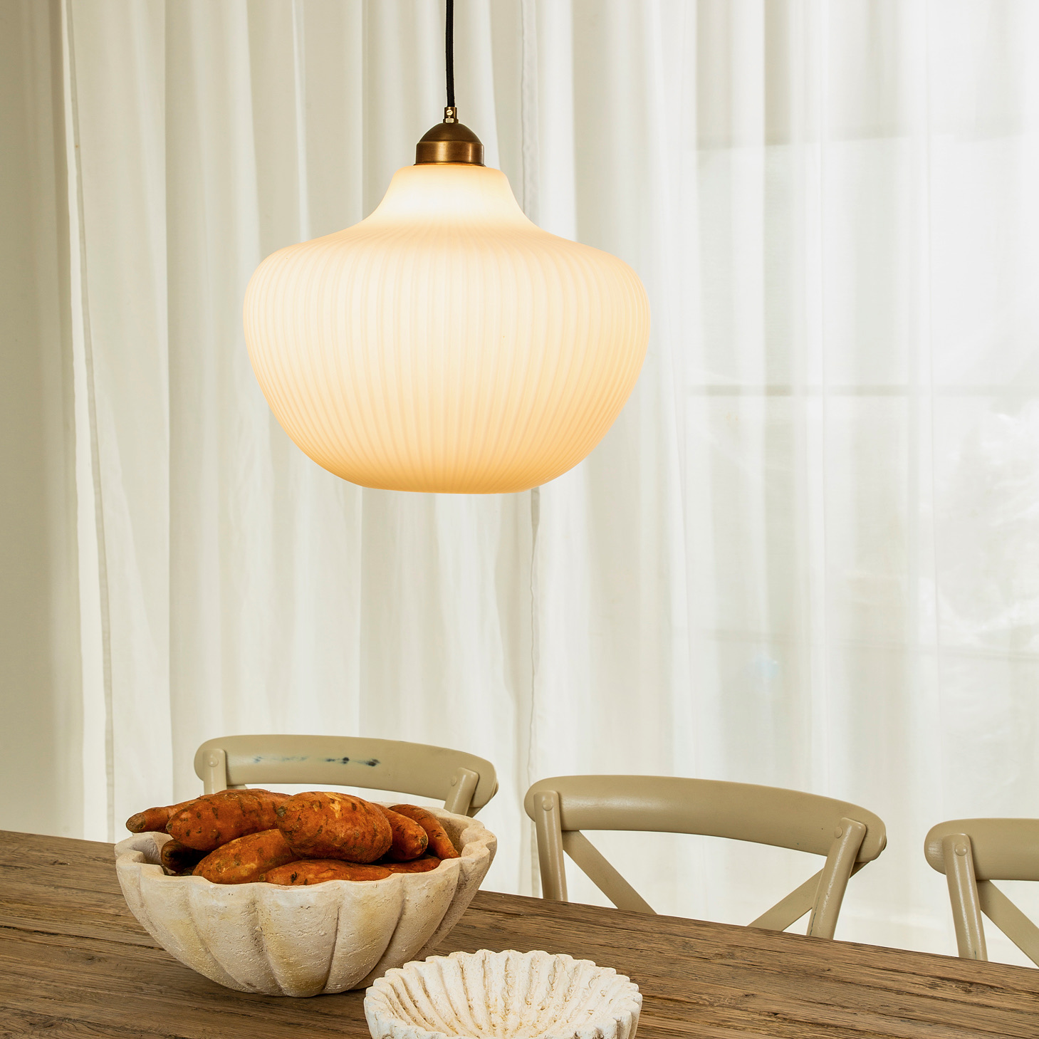 תאורה כפרית למטבח זכוכית חלבית אי כפרי עץ מלא